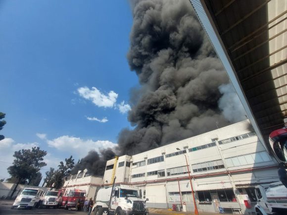 Se registra fuerte incendio en fábrica de plásticos en Ecatepec