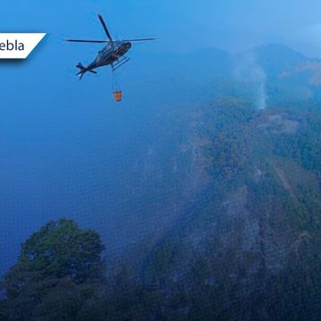 Con uso de helicóptero combaten incendio forestal en Juan Galindo