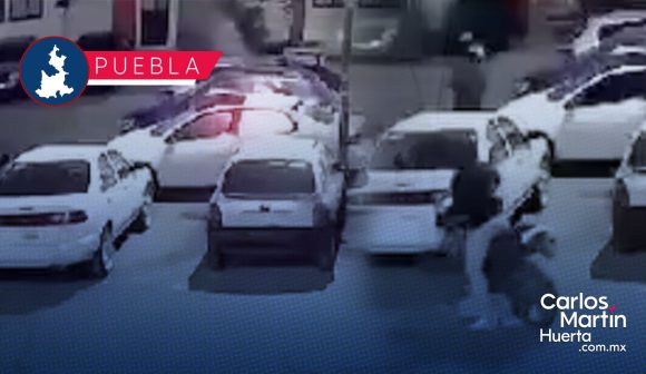 VIDEO Hombre incendia vehículo y huye en moto