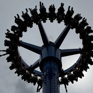 (VIDEO) Juego deja de funcionar y personas quedan de cabeza