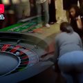 Hombre muere de un infarto al ganar premio millonario en casino de Singapur