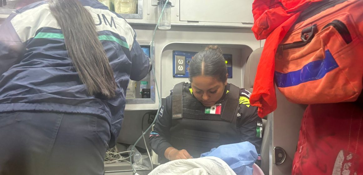 Policías apoyaron en labor de parto dentro de un taxi en Puebla