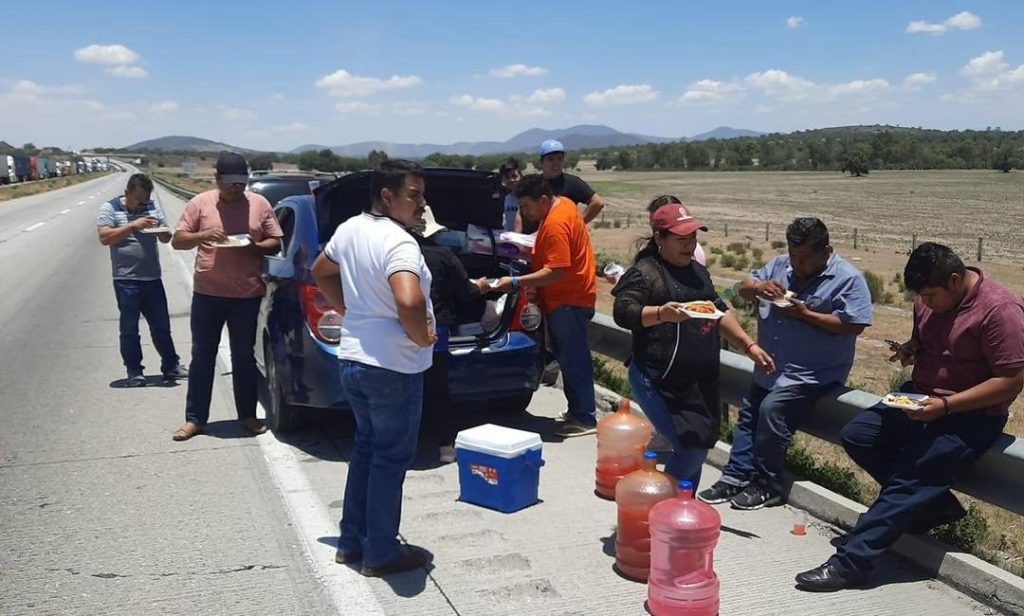 Pobladores regalan comida en Bloqueo Arco Norte