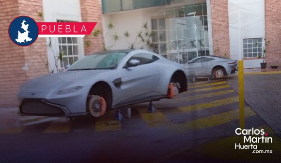 Roban las 4 llantas a Aston Martin en Palmas Plaza