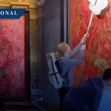 (VIDEO) Activistas vandalizan retrato del rey Carlos III
