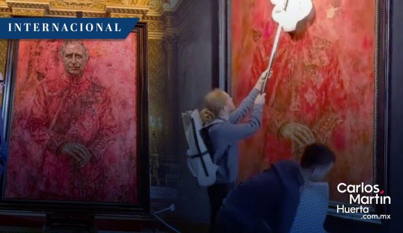 (VIDEO) Activistas vandalizan retrato del rey Carlos III