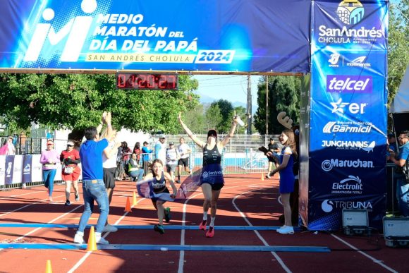 Jesús Nava y Alina Hanschke se quedaron con el triunfo en el Medio Maratón del Día del Papá 2024