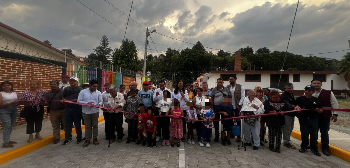 Pavimentan calles en la junta auxiliar de Metepec, Atlixco