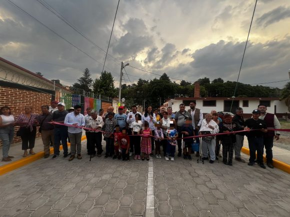 Pavimentan calles en la junta auxiliar de Metepec, Atlixco