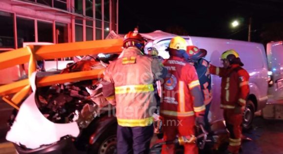 PC rescató a un hombre que resultó prensado tras choque en bulevar Atlixco