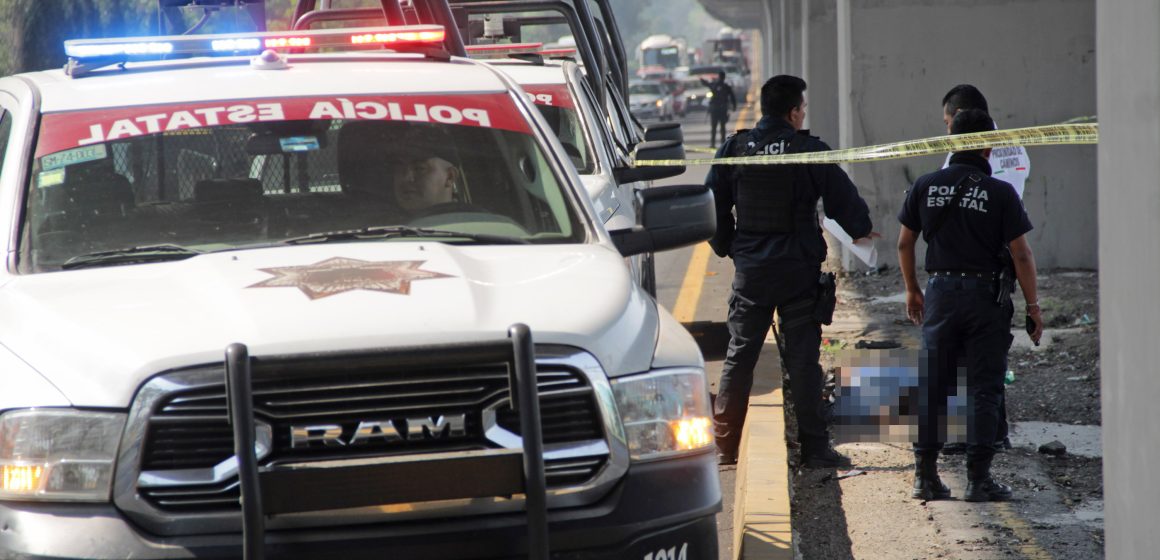 Encuentran a un hombre asesinado sobre camellón de la autopista México-Puebla