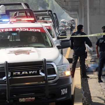 Encuentran a un hombre asesinado sobre camellón de la autopista México-Puebla