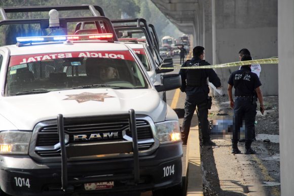 Encuentran a un hombre asesinado sobre camellón de la autopista México-Puebla