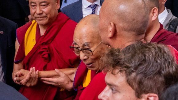 Llega el dalái lama a Nueva York para recibir tratamiento