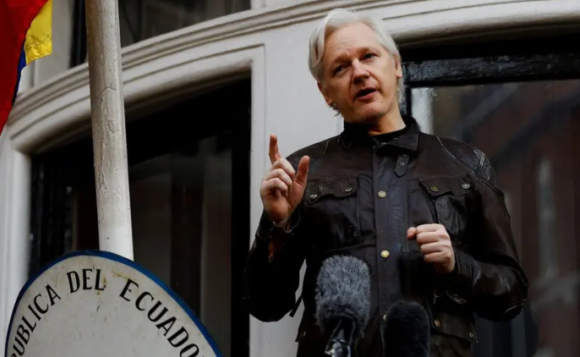 AMLO y Claudia Sheinbaum celebran salida de prisión de Julian Assange