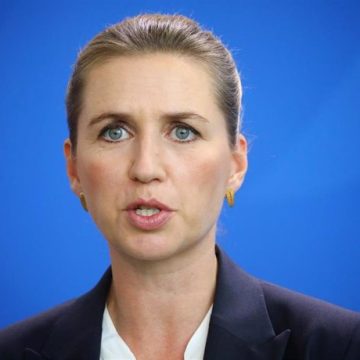 Hombre golpea a la primera ministra danesa, Mette Frederiksen