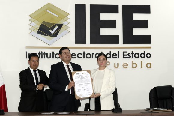 Felicita Céspedes Peregrina a Alejandro Armenta por recibir constancia como gobernador electo