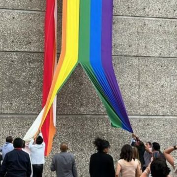 Integrantes del Sindicato del Infonavit destruyen bandera LGBTI+; dependencia reprueba acto de odio