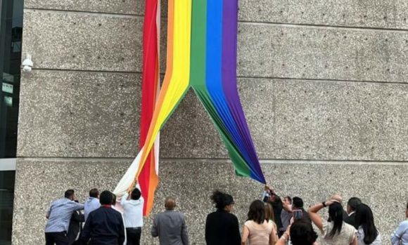 infonavit-BANDERA-LGBTIQ-920x554 Integrantes del Sindicato del Infonavit destruyen bandera LGBTI+; dependencia reprueba acto de odio