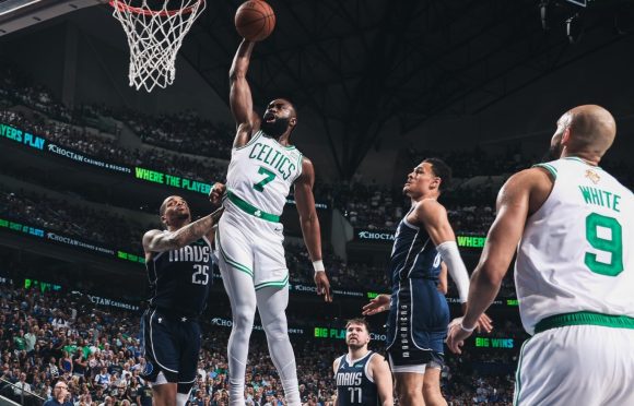 En dramático partido, los Celtics superaron a los Mavs y se colocan a un triunfo del Campeonato