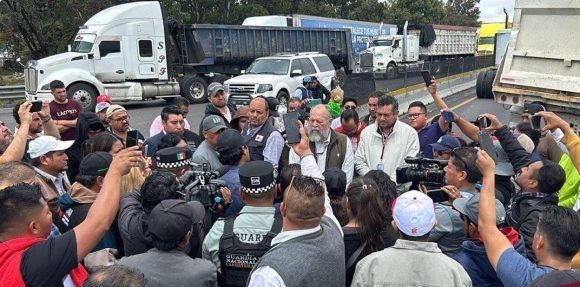 Bloquean transportistas 8 horas la Puebla – Orizaba exige pago al Gobierno Federal