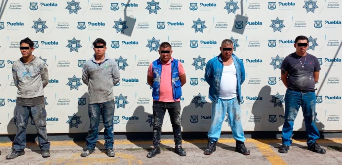 Policía Municipal de Puebla sorprende y detiene a cinco hombres cuando robaban cable de Telmex