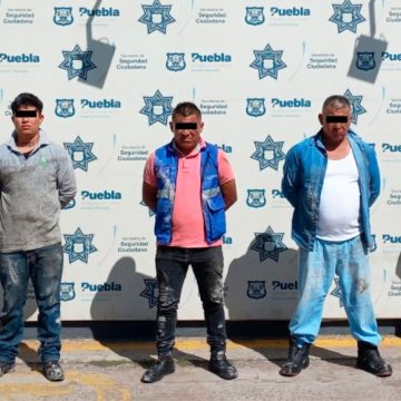Policía Municipal de Puebla sorprende y detiene a cinco hombres cuando robaban cable de Telmex