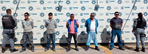 Policía Municipal de Puebla sorprende y detiene a cinco hombres cuando robaban cable de Telmex