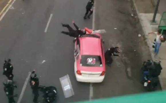 taxi Taxista atropella a policías de la CDMX durante manifestación