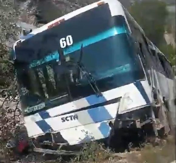 Cuatro pasajeros lesionados, saldo de volcadura de autobús en Tepanco de López
