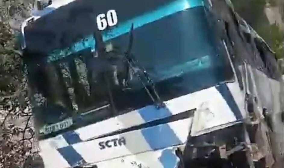 Cuatro pasajeros lesionados, saldo de volcadura de autobús en Tepanco de López