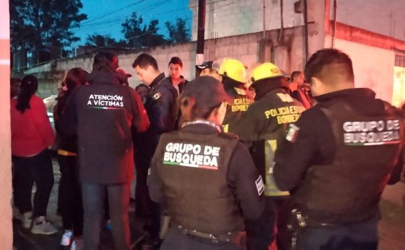Rescatan a hombre arrastrado por el arroyo de aguas negras en Puebla