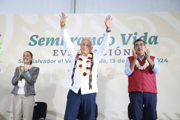 AMLO y Sheinbaum garantizan continuidad de programas sociales en Puebla  