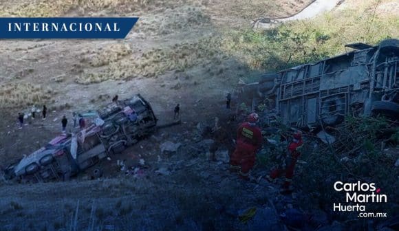 Caída de autobús en los Andes de Perú deja 25 muertos