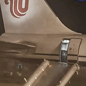 Mujer abre por error puerta de emergencia de avión; creyó que era el baño