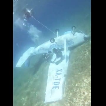 (VIDEO) Avioneta se desploma en aguas de Cozumel