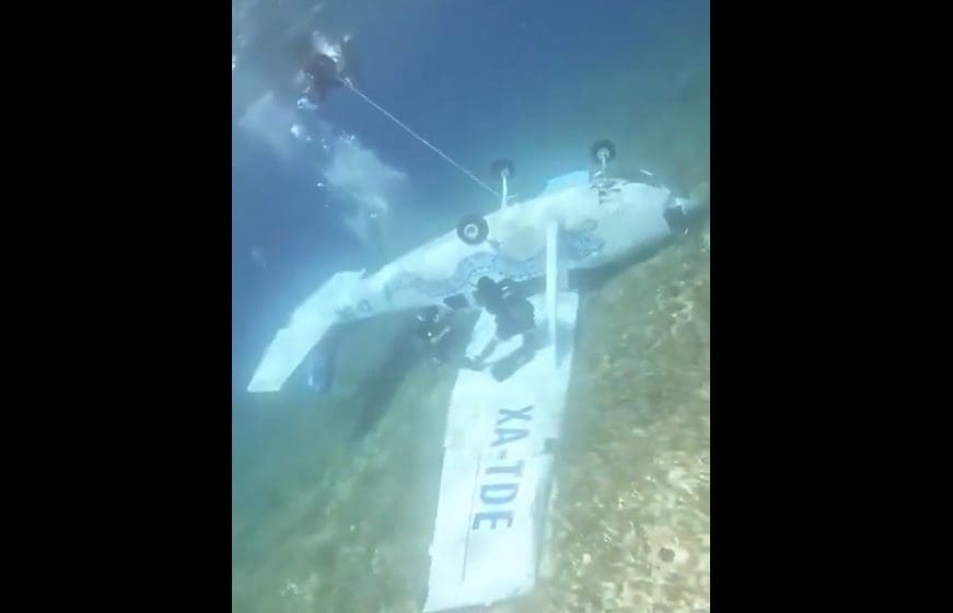 (VIDEO) Avioneta se desploma en aguas de Cozumel