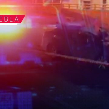 Borracho incrusta su auto contra valla en distribuidor vial Juárez-Serdán; sobrevivió