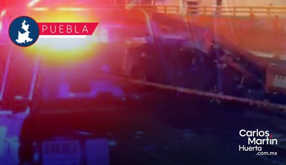 Borracho incrusta su auto contra valla en distribuidor vial Juárez-Serdán; sobrevivió