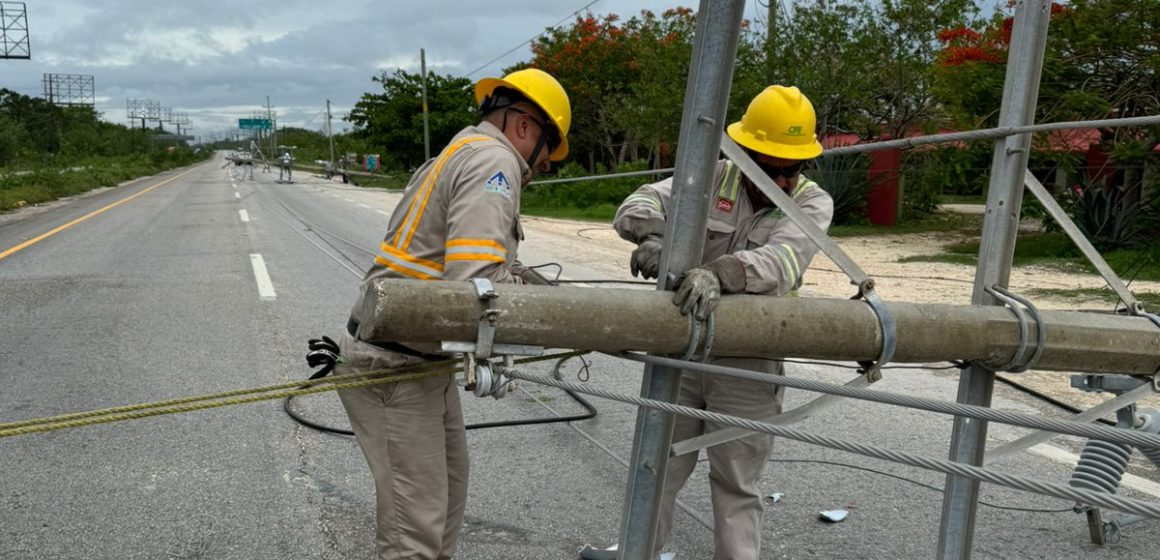 CFE restablece electricidad a usuarios afectados por el paso de Beryl