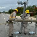 CFE restablece electricidad a usuarios afectados por el paso de Beryl
