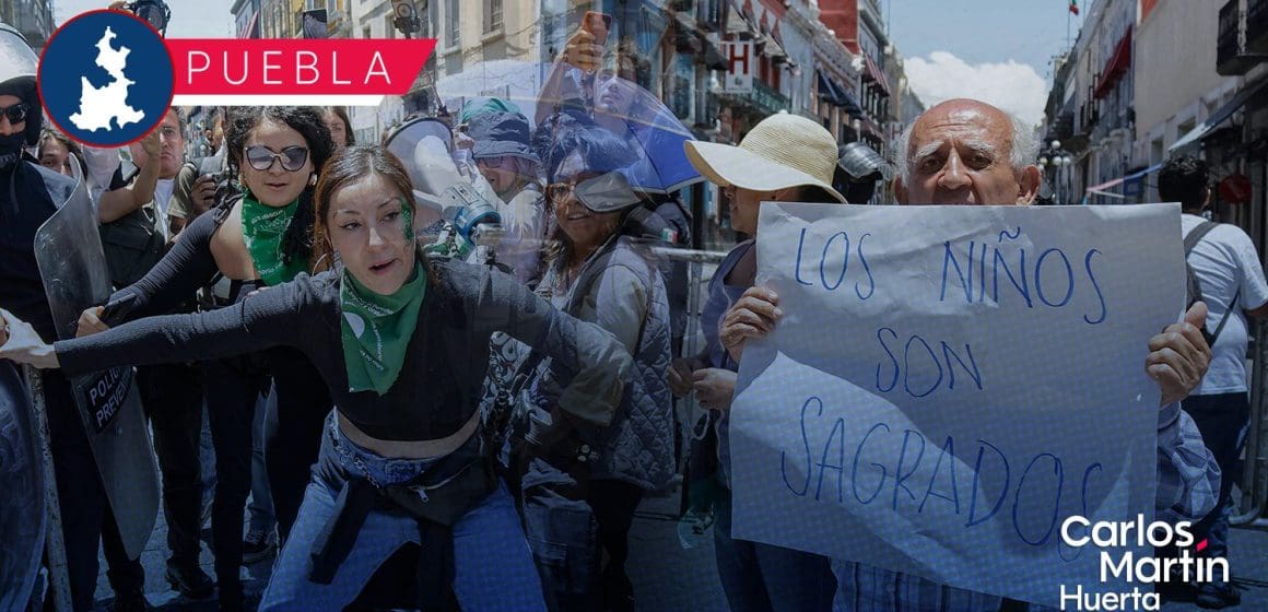 Despenalización del aborto en Puebla; grupos provida impiden el ingreso de diputados al Congreso
