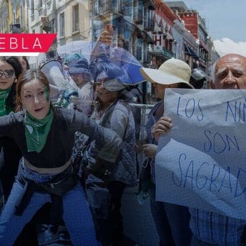 Despenalización del aborto en Puebla; grupos provida impiden el ingreso de diputados al Congreso