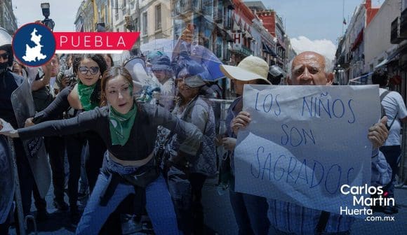 Despenalización del aborto en Puebla; grupos provida impiden el ingreso de diputados al Congreso
