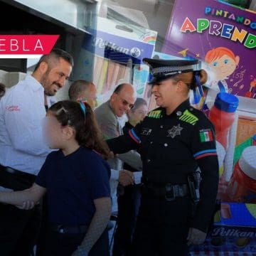 Entregan útiles escolares a hijos de policías municipales de Puebla