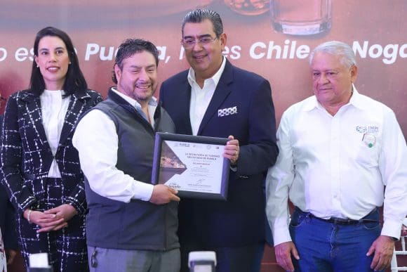 Céspdedes Peregina recibe registro de marca del Chile en Nogada de IMPI