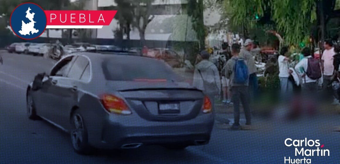 Mercedes Benz atropella a pareja en la 5 de Mayo; se da a la fuga