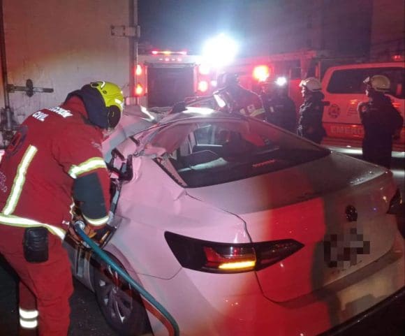 Rescatan a hombre prensado tras choque en Vía Corta a Santa Ana
