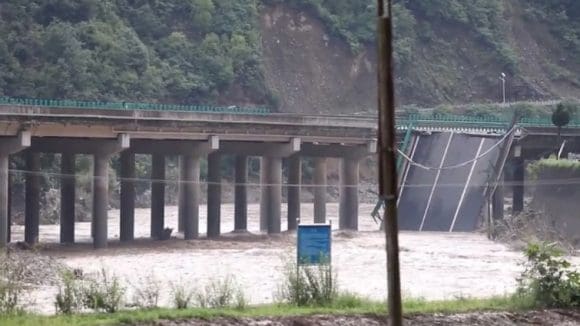 Colapso de puente en China deja 12 muertos y 31 desaparecidos