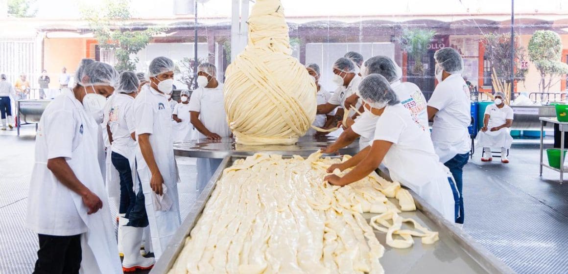 Oaxaca logra Récord Guinness por quesillo más grande del mundo  